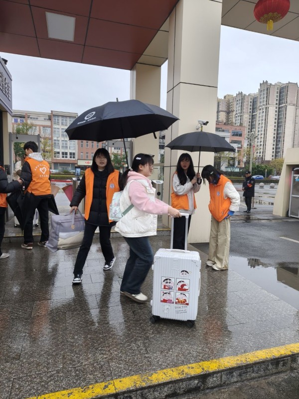 青春护航新学期 志愿点亮职教路