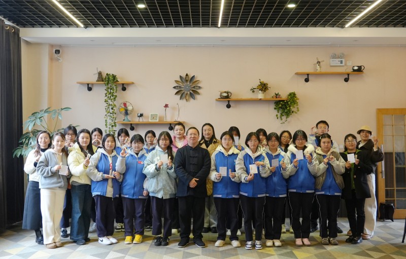 校园春日限定！石化学校中医香疗DIY直接把春天装瓶！