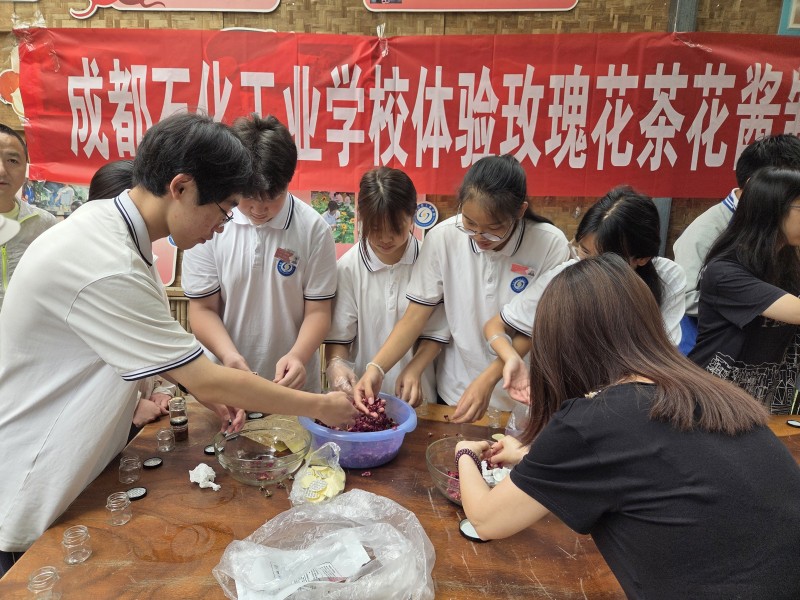 【精粹.成器】巧手腌玫瑰  劳育润初心｜成都石化工业学校（彭州市技工学校）以手工实践深耕育人实效